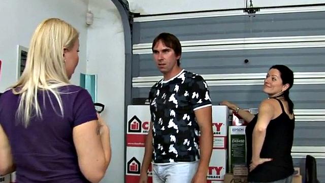 жесткая госпожа жарко трахает коллегу страпоном и игрушками втроем