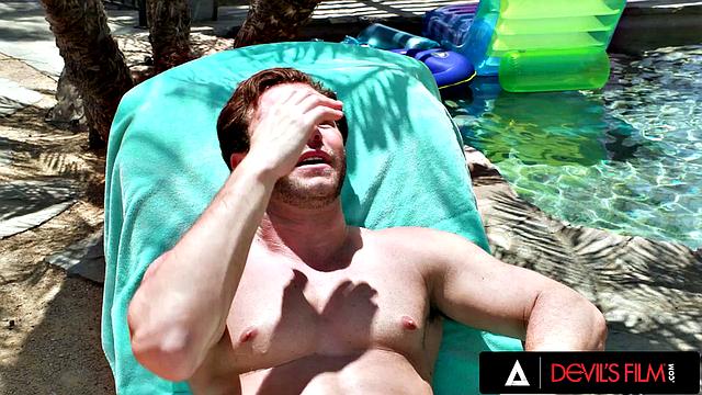 Пенелопа Кей соблазнила отчима на жёсткий анал, и теперь ей смешно рассказывать об этом подруге!