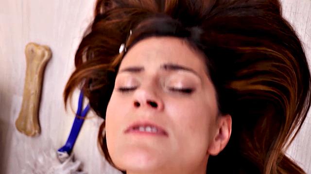 рыжая застряла на диване, парень не упускает шанс