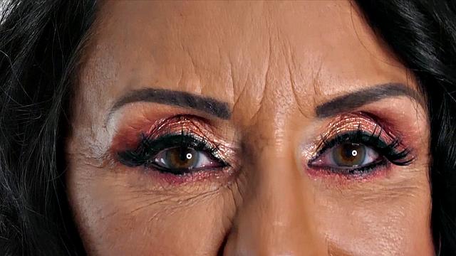 Зрелая Рита с красными ногтями трахает себя толстым дилдо