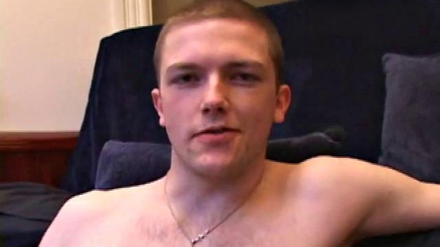 Axel дрочит член и кончает на камеру