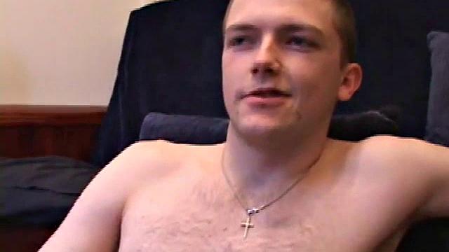 Axel дрочит член и кончает на камеру