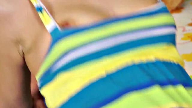 Индийская красотка пробует большой член и сразу оценила глубину