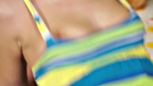 Индийская красотка пробует большой член и сразу оценила глубину