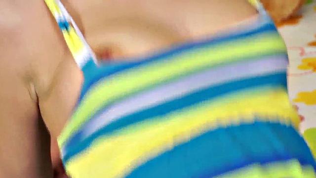 Индийская красотка пробует большой член и сразу оценила глубину