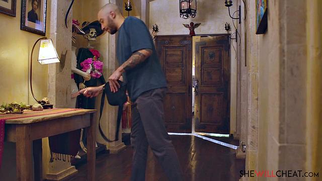 Эвери Блэк изменяет мужу с их соседом по квартире и кайфует от большого члена