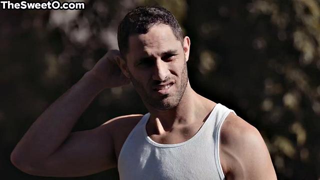 Стройная красотка с аппетитной попкой скачет на члене парня на природе, пока их страсть зашкаливает.