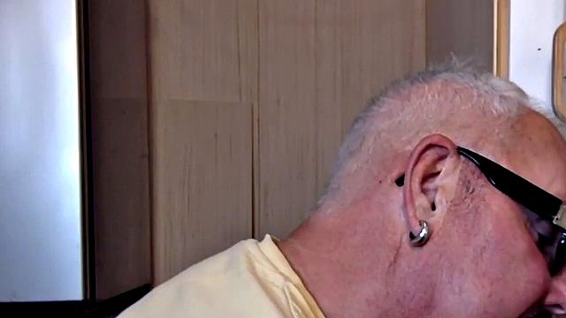 Gloryhole gaydaddy blows cock in closeup at home