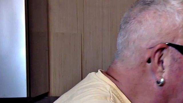 Gloryhole gaydaddy blows cock in closeup at home