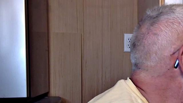 Gloryhole gaydaddy blows cock in closeup at home