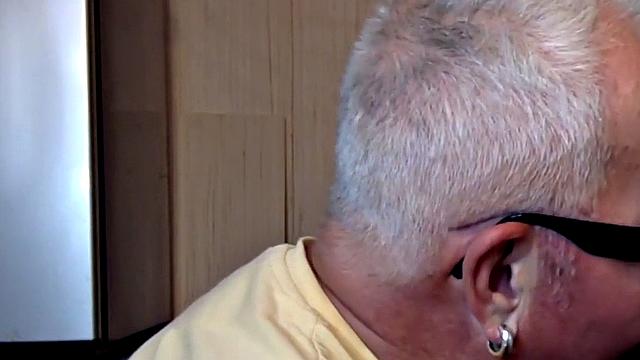 Gloryhole gaydaddy blows cock in closeup at home