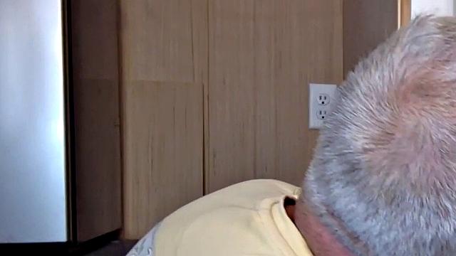 Gloryhole gaydaddy blows cock in closeup at home