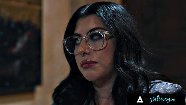 Chanel Camryn и Scarlett Alexis страстно ласкают друг друга на пианино, чувственный лесбийский секс в романтической атмосфере.