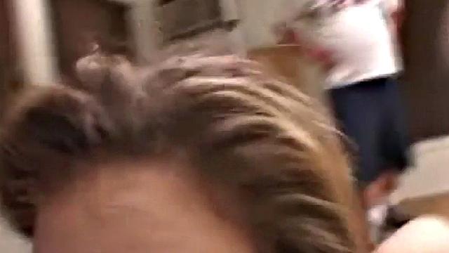 смотри, как алекс жёстко трахают сзади, пока она сосёт член в тройничке