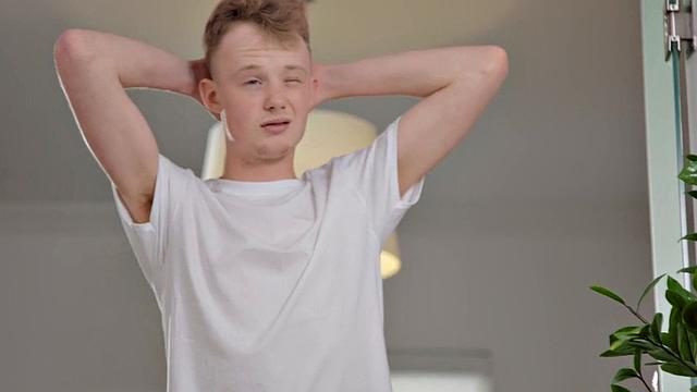 Big butt tattooed nympho shows her nice titties