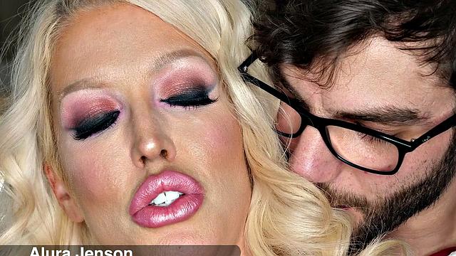 смотри, как зрелая алура получает толстый член в жопу