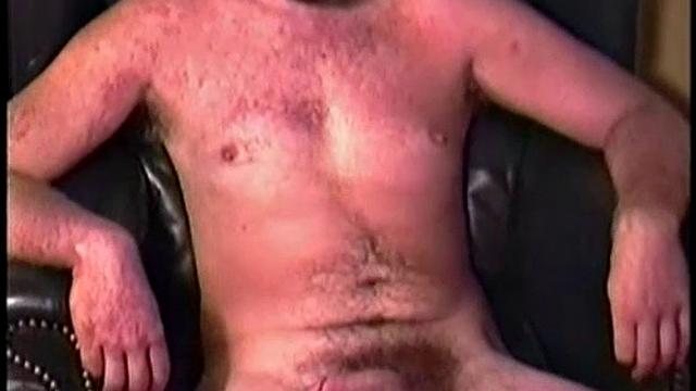 Мэтт раздевается для жёсткого траха с трудягой-жеребцом