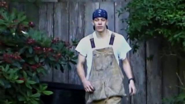 shane дрочит после работы и заливает себе лицо спермой