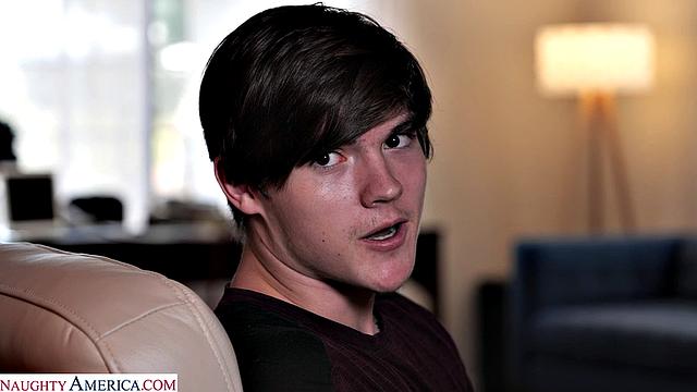 Смотри, как зрелая блондинка Дии Уильямс трахается с другом сына на диване.