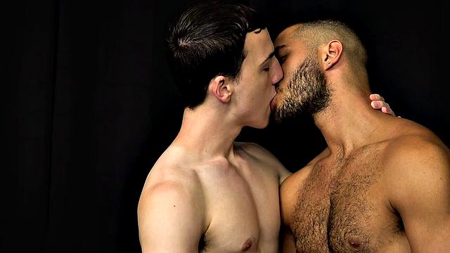 татуированный красавчик жестко трахает стройного парня без резинки сзади