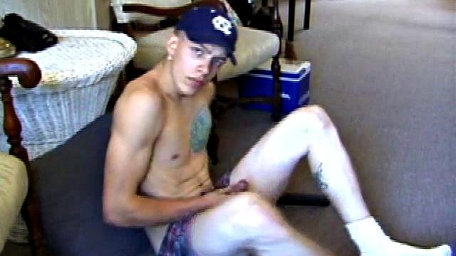 шейн бросает садовые дела, раздевается и кончает на полотенце