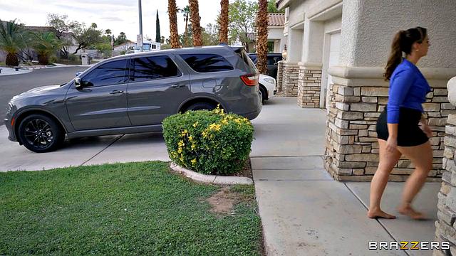 Сирия Даль устраивает групповушку с изменщиками на домашнем показе недвижимости, пока куколды наблюдают за сексом жены и чужого мужа в доме риэлтора, потом сама подключается к горячему тройничку и ебётся в стиральной машине.