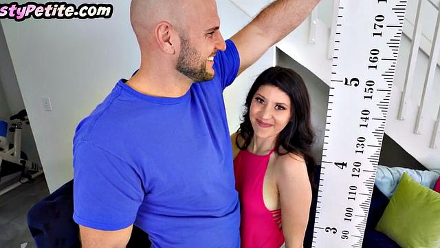 Petite 21yo flexible got her pussy fucked by wild guy