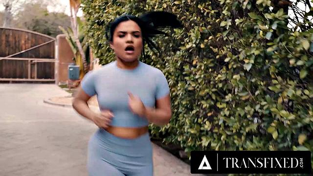 Blake Lovely трахает Summer Col в анал после пробежки и щедро кончает внутрь, трансы отрываются по полной.