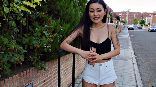 Татуированная азиатка с тёмными волосами скачет на члене на пляже в POV