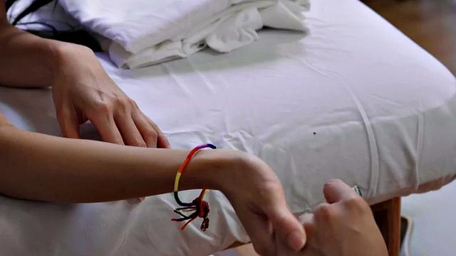 азиатская массажистка трется с татуированной милф и горячей брюнеткой в лесби-тройничке