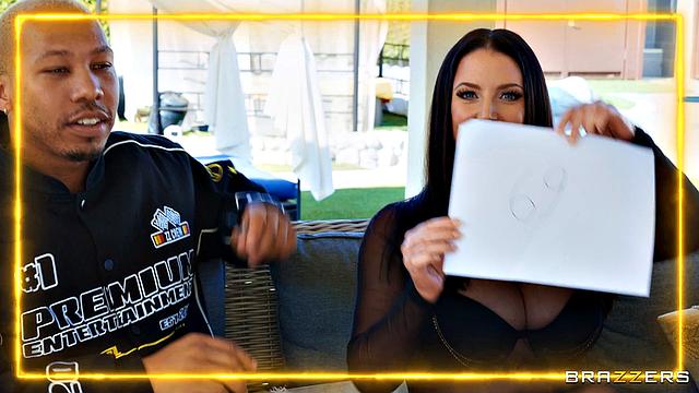 Анджела Уайт в кружевном белье устраивает жаркий трах на стриме