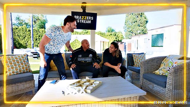 Анджела Уайт в кружевном белье устраивает жаркий трах на стриме