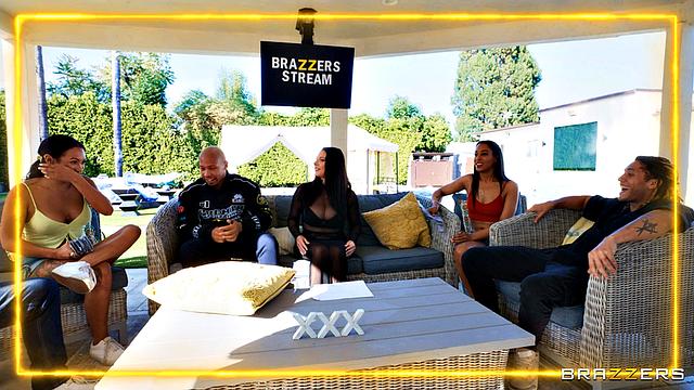 Анджела Уайт в кружевном белье устраивает жаркий трах на стриме