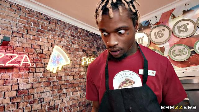 Саммер Кол устраивает жёсткий анал с двумя работниками пиццерии, пока парень в туалете.