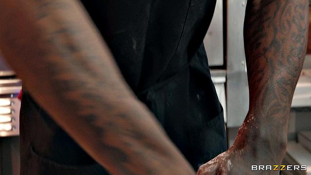 Саммер Кол устраивает жёсткий анал с двумя работниками пиццерии, пока парень в туалете.