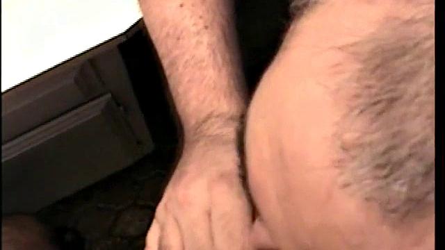 парень отсасывает в туалете другому мужику