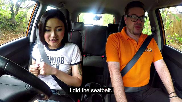 азиатская красотка в очках не сдерживается с инструктором в машине