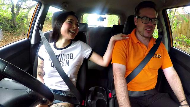 азиатская красотка в очках не сдерживается с инструктором в машине