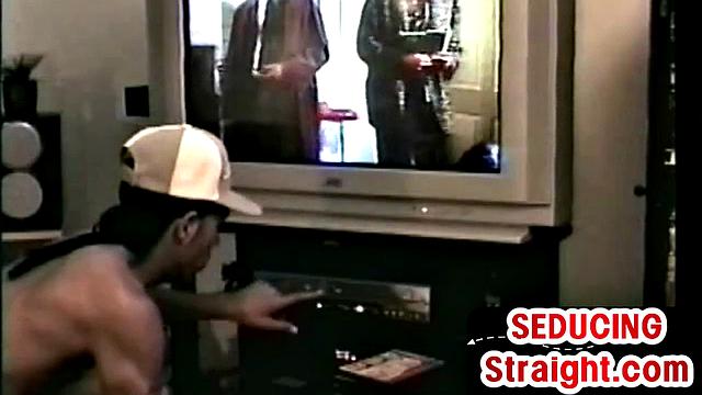 дилф показал "стрейту", как это бывает по-взрослому, теперь негр не притворяется