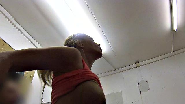 офицер ловит milf в лосинах и жестко её трахают в офисе