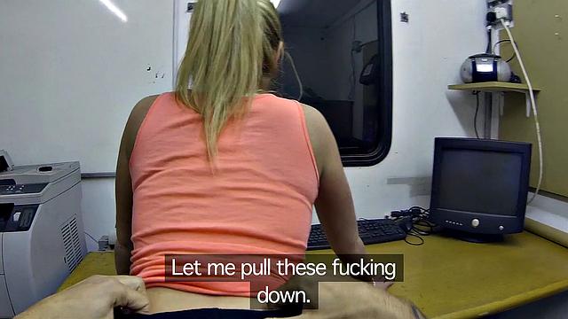 офицер ловит milf в лосинах и жестко её трахают в офисе