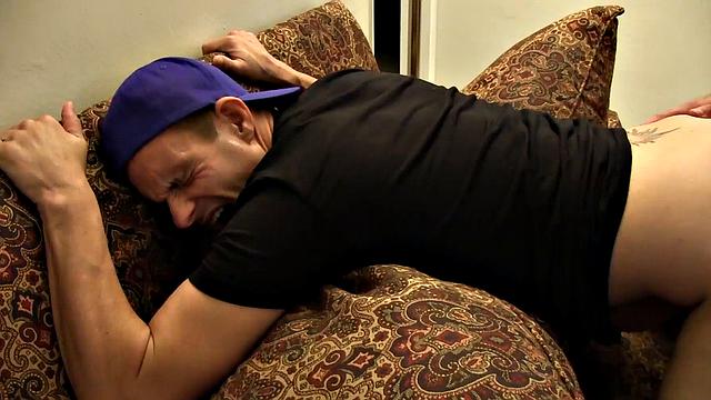 Чак Коллиер без пощады трахает AJay Hunter своим толстым членом