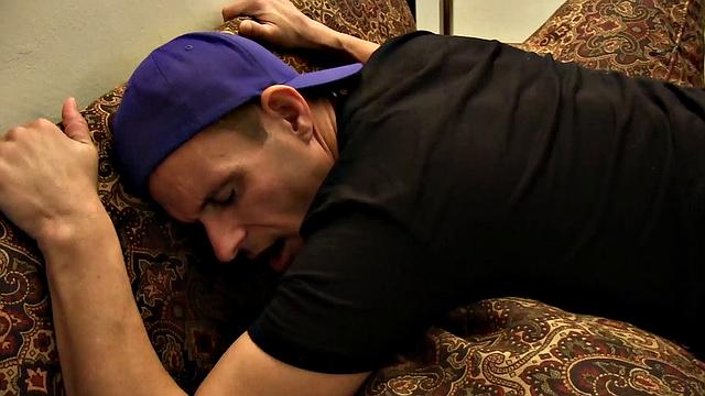 Чак Коллиер без пощады трахает AJay Hunter своим толстым членом