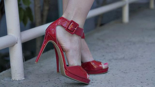 Busty Brunette MILF Loves Pussy Licking Before Pounding