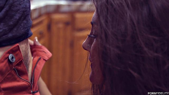 сорвал с неё трусики и отымел на кухонной столешнице