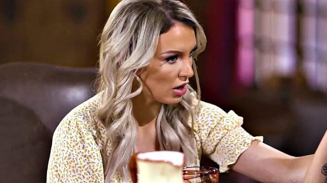 Дикий лесбийский тройничок: мокрые киски и жадные языки на столе