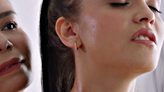 Pussylicking oiled lez masseuse spoiled by bigtitted client