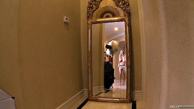 зрелая блондинка раздевается у камина в новогоднюю ночь