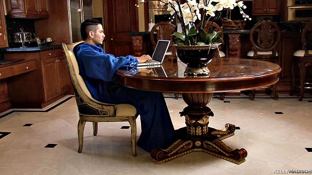 смотри, как эта пышногрудая блондинка жарится на диване