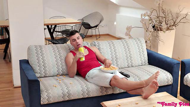 Not Like Other Stepsisters - S20:E6